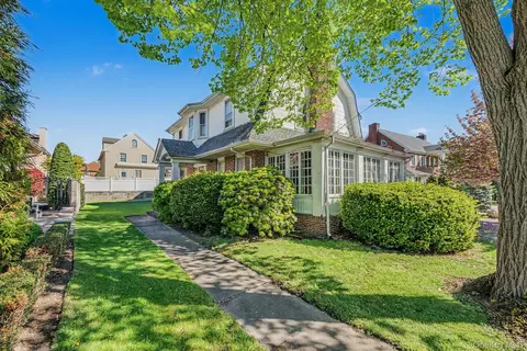 27 Center Dr, New York, NY 11357