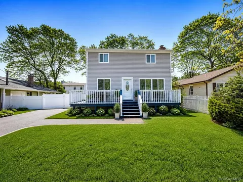 18 Pennwood Dr, Mastic Beach, NY 11951