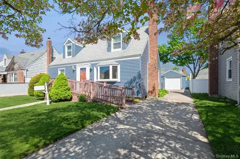 23 Gables Dr, Hicksville, NY 11801