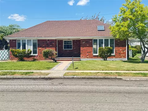 109 Evans St, North Hempstead, NY 11040