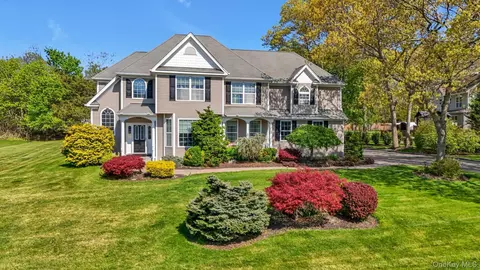 9 Paddock Ln, Medford, NY 11763