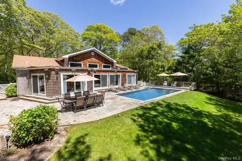 4 Lakewood Ln, Quogue, NY 11959