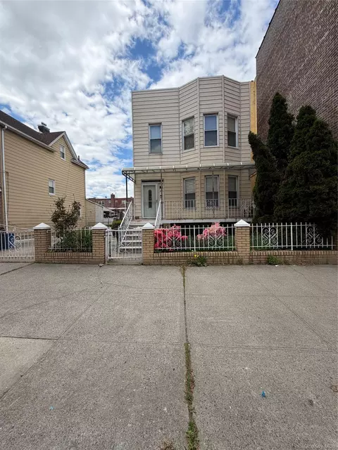 1871 Matthews Ave, New York, NY 10462