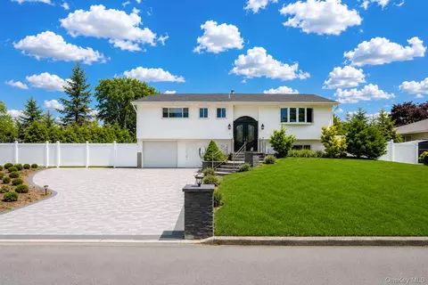 3 Katonah Pl, Dix Hills, NY 11746