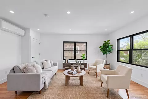 11933 234th St, New York, NY 11411