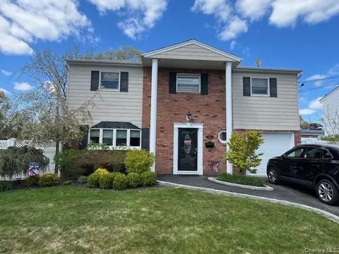 385 Garden St, West Islip, NY 11795