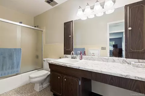 Bath - 1840 Crompond #5C2, Peekskill, NY 10566 photo 1 of 1