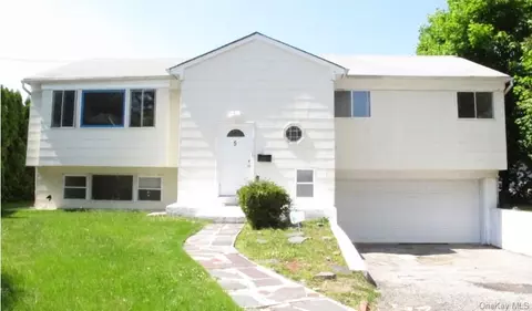 5 Elm St, North Hempstead, NY 11021