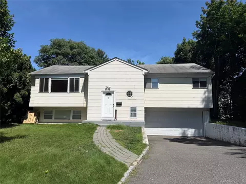 5 Elm St, North Hempstead, NY 11021