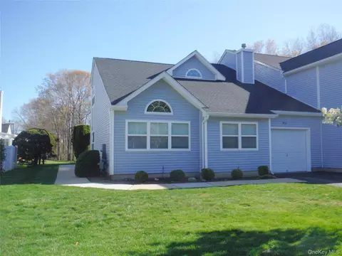 168 Hampton Vista Dr, Manorville, NY 11949
