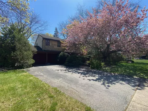 128 Tremper St, Holbrook, NY 11741