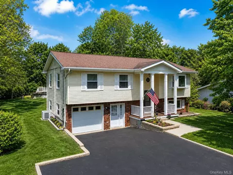 14 Foxwood Dr, Newburgh, NY 12550