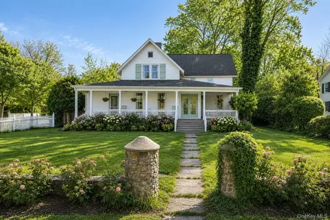 45 Shore Rd, Setauket, NY 11733
