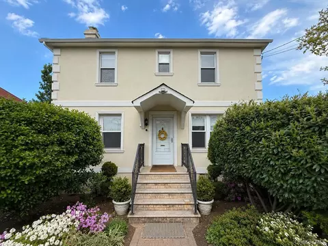 20 Locust St, North Hempstead, NY 11030