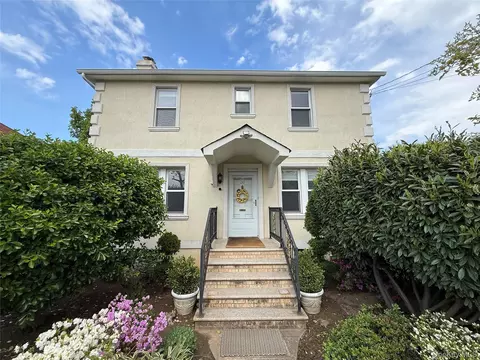 20 Locust St, North Hempstead, NY 11030