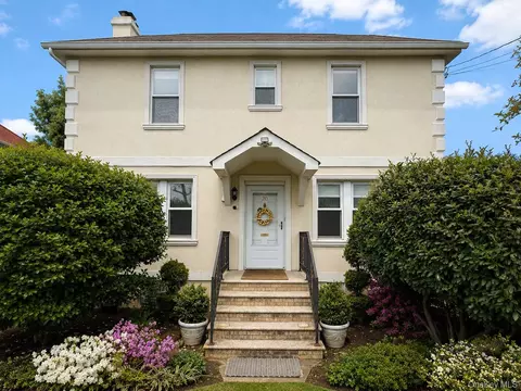 20 Locust St, North Hempstead, NY 11030