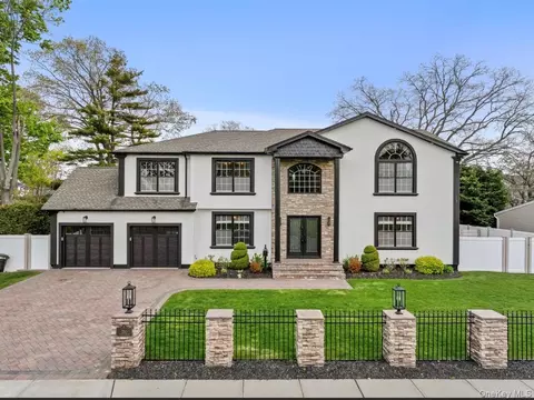 250 N 5th St, Lindenhurst, NY 11757
