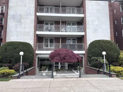 110 Brooklyn Ave #3Q, Freeport, NY 11520