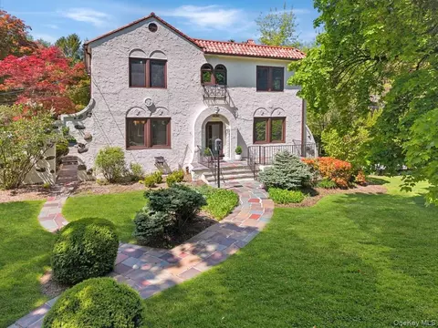 62 Broadfield Rd, New Rochelle, NY 10804