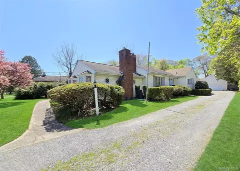 102 Mcconnell Ave, Bayport, NY 11705