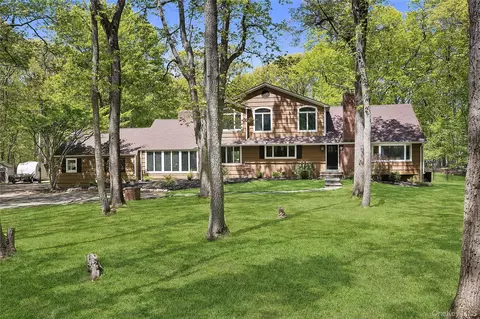 3 Pheasant Ln, Huntington, NY 11743