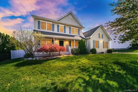 2723 Colonial Dr, New Windsor, NY 12553