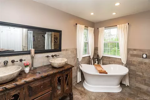 Bath - 1 Starlight Path, Wallkill, NY 12589 photo 4 of 4