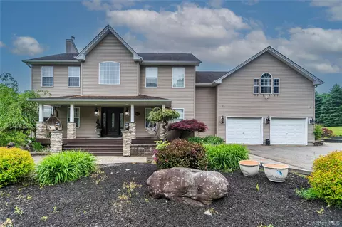 1 Starlight Path, Wallkill, NY 12589
