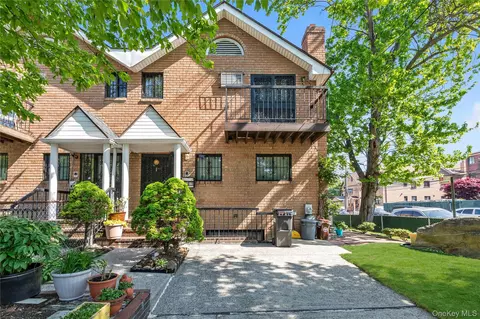 136-49 58th Ave, Flushing, NY 11355