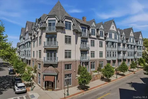 55 1st St #313, Pelham, NY 10803