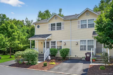 1 Lake Ridge Dr, Wallkill, NY 10940