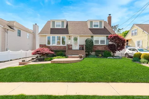 2572 S Saint Marks Ave, Bellmore, NY 11710