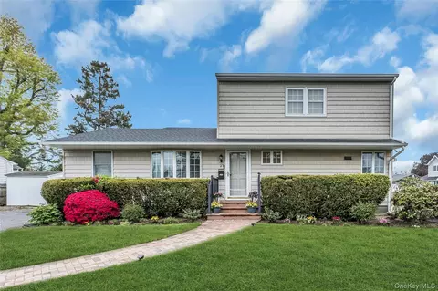 27 Surrey Ln, Plainview, NY 11803