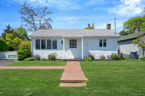 77 Point St, Riverhead, NY 11970