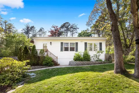 38 Forest Trl, Ridge, NY 11961