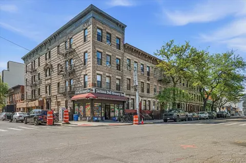 35 Kingsland Ave #3R, Brooklyn, NY 11211