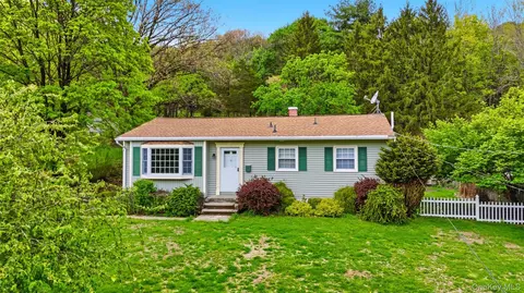 39 Woodside Dr, Warwick, NY 10990