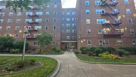 44-69 Kissena Blvd #4M, New York, NY 11355
