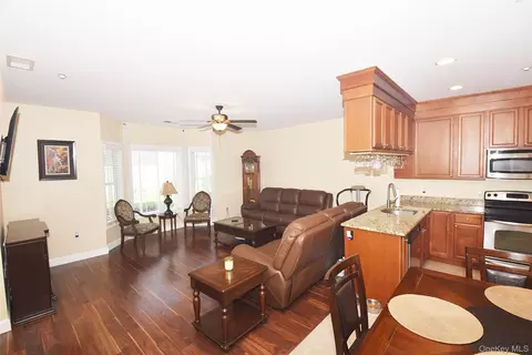 209 Okeefe Ct, Oakdale, NY 11769