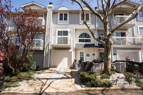 41 Country Dr N, Staten Island, NY 10314