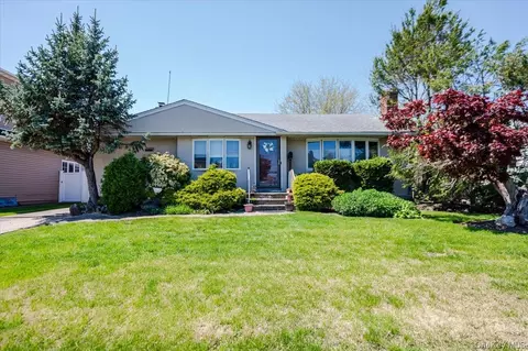 37 Wellesley Ln, Hicksville, NY 11801