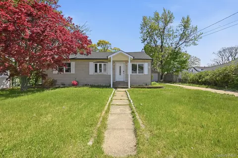 284 15th St, West Babylon, NY 11704
