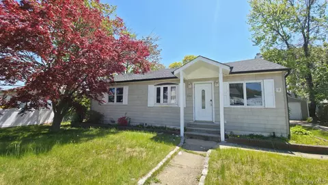 284 15th St, West Babylon, NY 11704