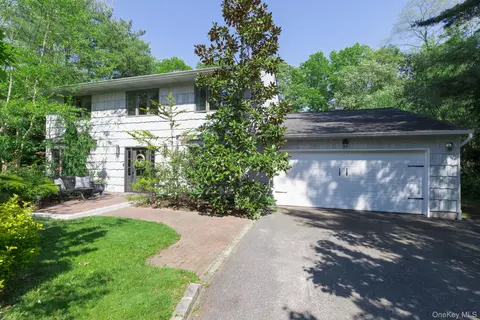 22 Stonehurst Ln, Dix Hills, NY 11746