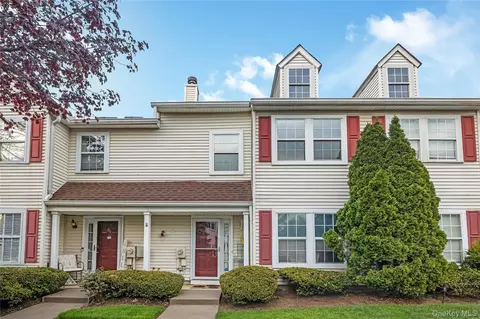 27 Stratford Grn, Farmingdale, NY 11735