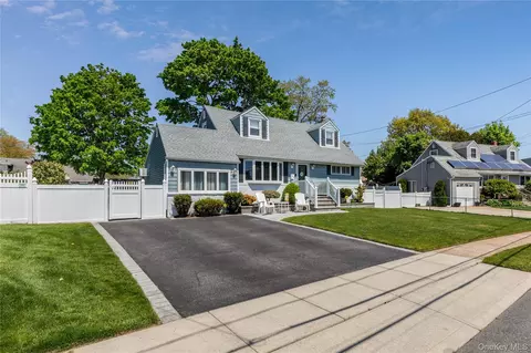 317 Oconnor Rd, North Babylon, NY 11703
