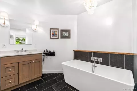 Bath - 34 Davis Ave, Rye, NY 10580 photo 3 of 4