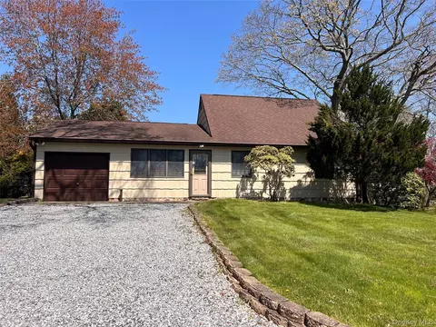 27 A West Tiana Rd, Hampton Bays, NY 11946