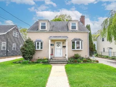 34 Maple St, North Hempstead, NY 11548