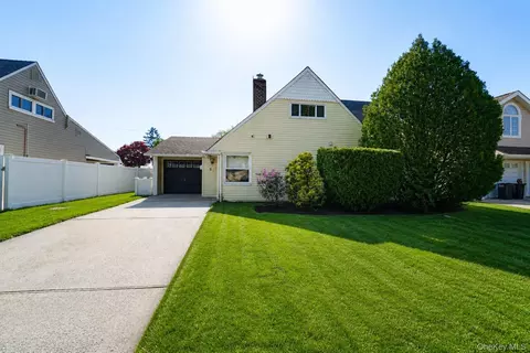 23 Wildwood Ln, Wantagh, NY 11793